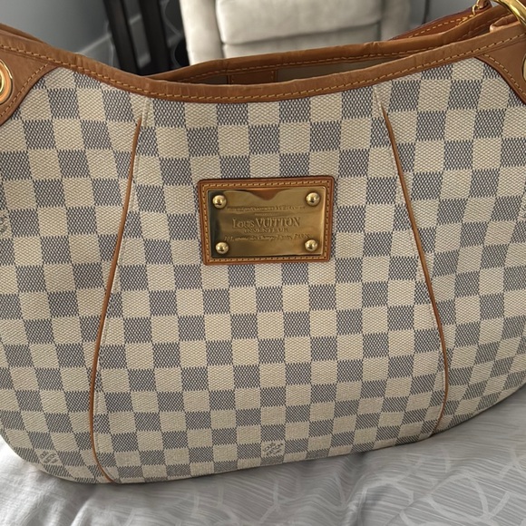 Louis Vuitton Cream and Tan Shoulder Bag with Iconic Design - Picture 2 of 3